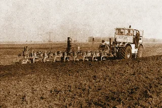 Der K700 mit Pflug bei der Feldarbeit in den 70er Jahren
