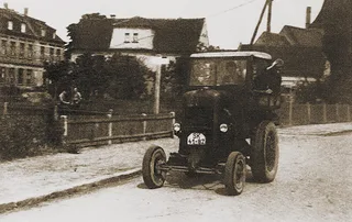 Traktor Aktivist der Brandenburger Traktorenwerke um 1950
