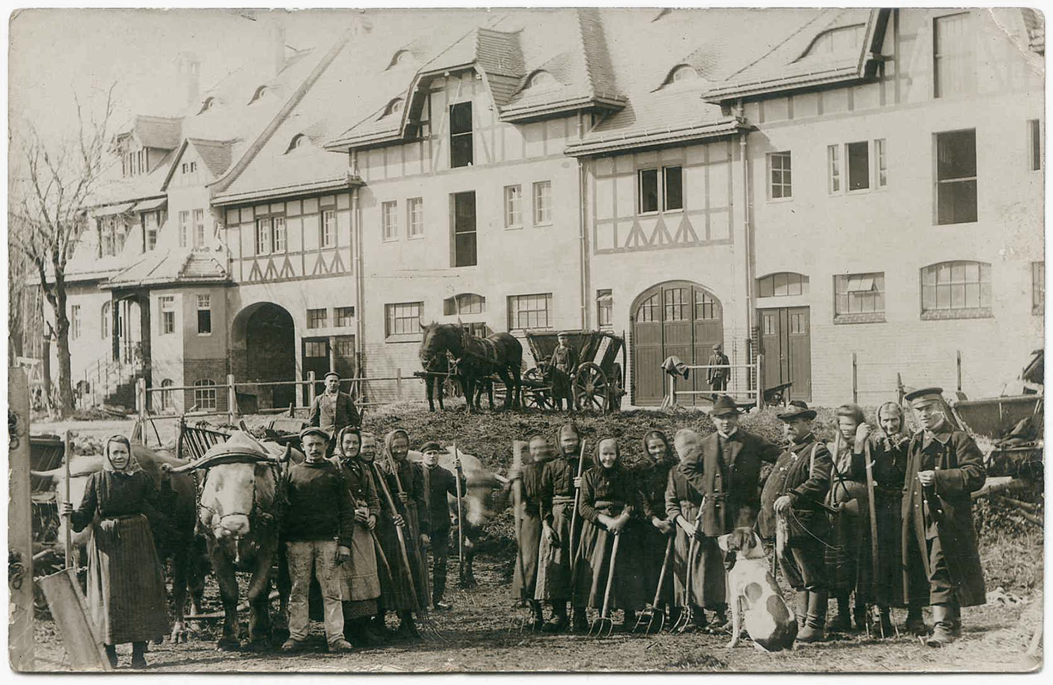 Gruppenbild auf dem Gutshof Anfang des 20sten Jahrhunderts